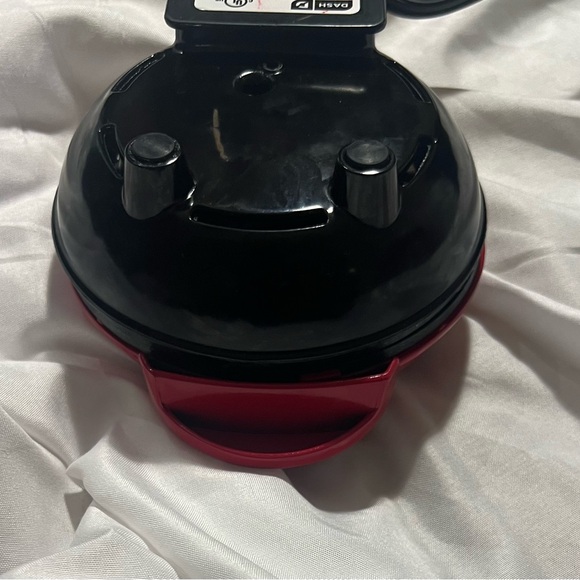 Dash Small  Waffle Maker / Hash Browns Kitchen Appliance in Red 2 1/2” Tall - Picture 8 of 9